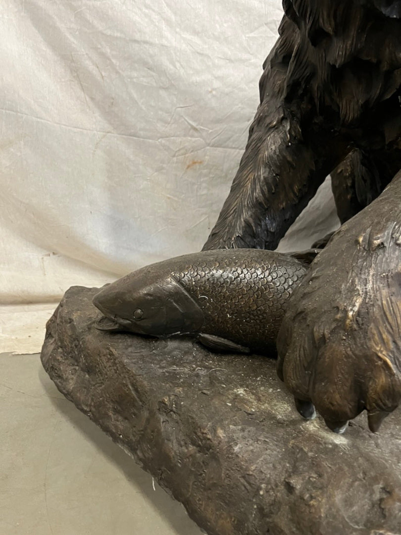 Bronze Skulptur "Bär mit Fisch" - vintage-shop-24