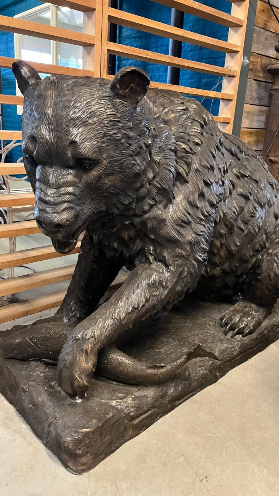Bronze Skulptur "Bär mit Fisch" - vintage-shop-24