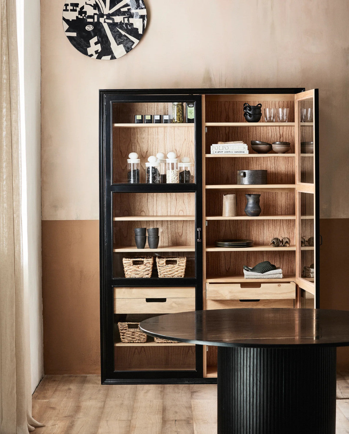 Runder schwarzer Marmor-Esstisch - modernes Wohndesign