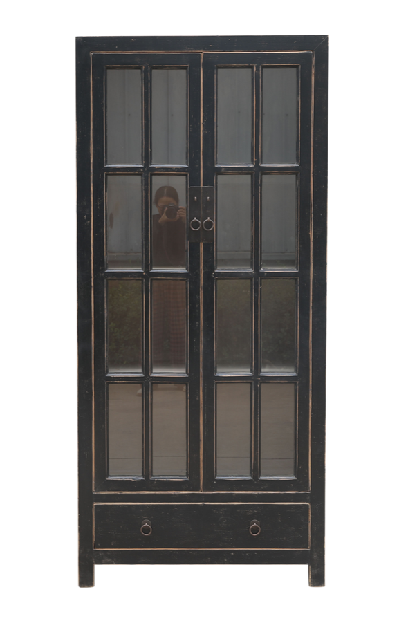 Schwarze Vitrine im antiken Landhausstil mit kleinen Fenstern in den beiden Türen