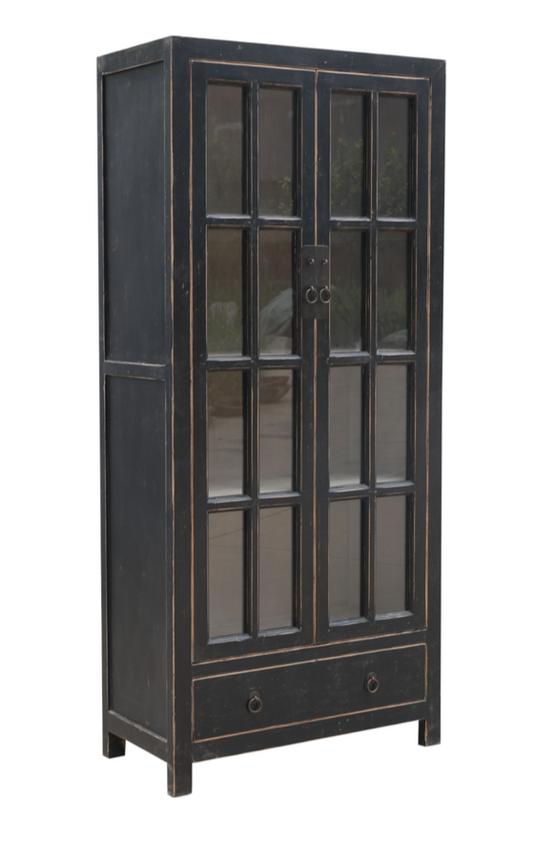 Schwarze Vitrine im antiken Landhausstil mit kleinen Fenstern in den beiden Türen