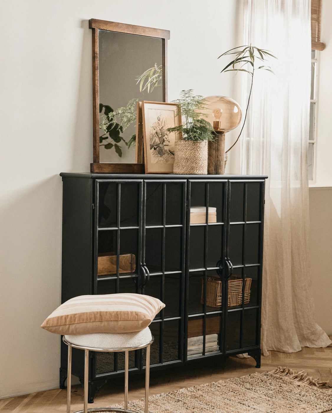 Vitrine im vintage Wohndesign mit vielen kleinen Fenstern, Form: halbrund
