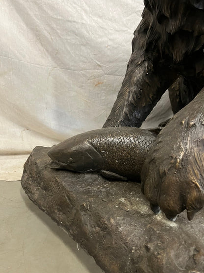 Bronze Skulptur "Bär mit Fisch" - vintage-shop-24