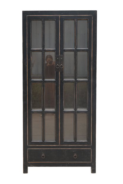 Schwarze Vitrine im antiken Landhausstil mit kleinen Fenstern in den beiden Türen